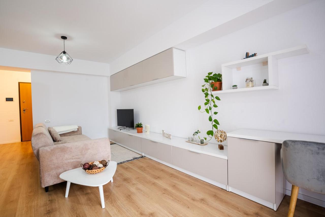 City Center Accommodation - 404 Resita Luaran gambar