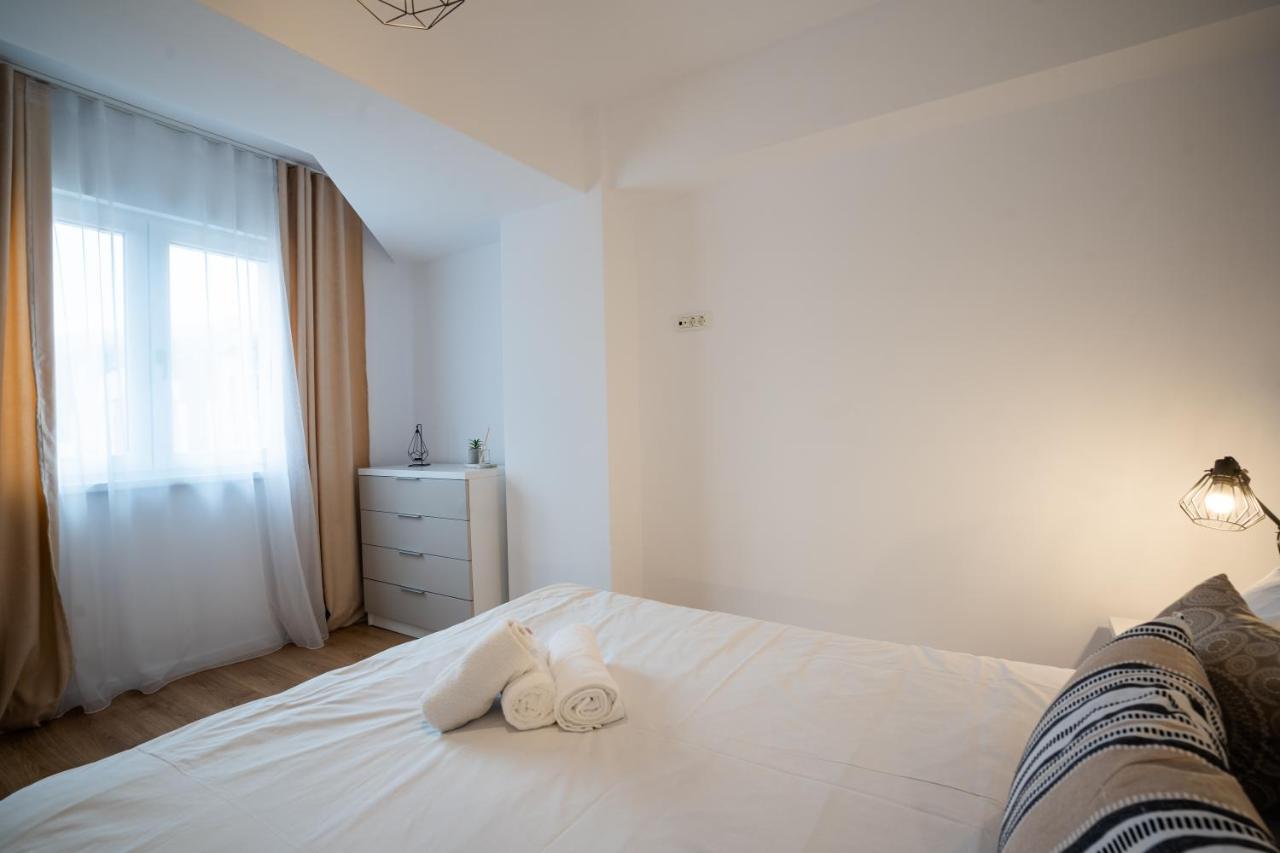 City Center Accommodation - 404 Resita Luaran gambar