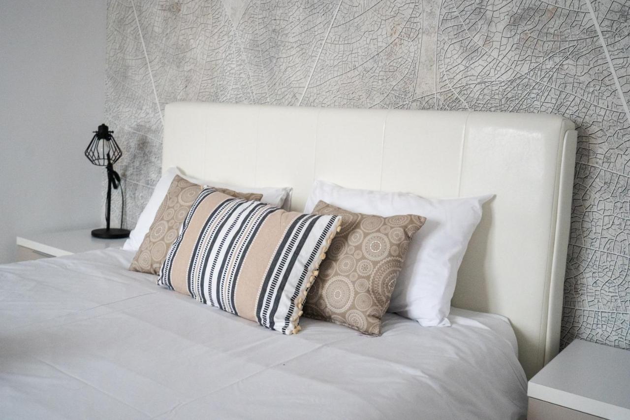 City Center Accommodation - 404 Resita Luaran gambar