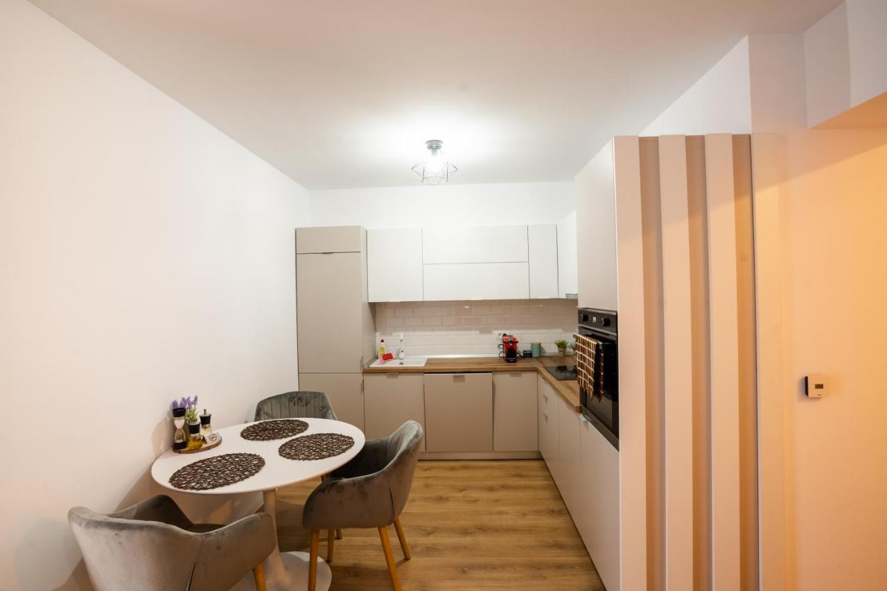 City Center Accommodation - 404 Resita Luaran gambar
