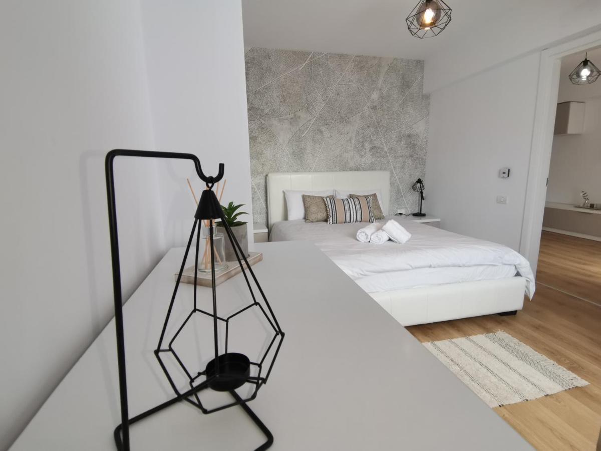 City Center Accommodation - 404 Resita Luaran gambar