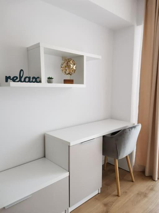 City Center Accommodation - 404 Resita Luaran gambar