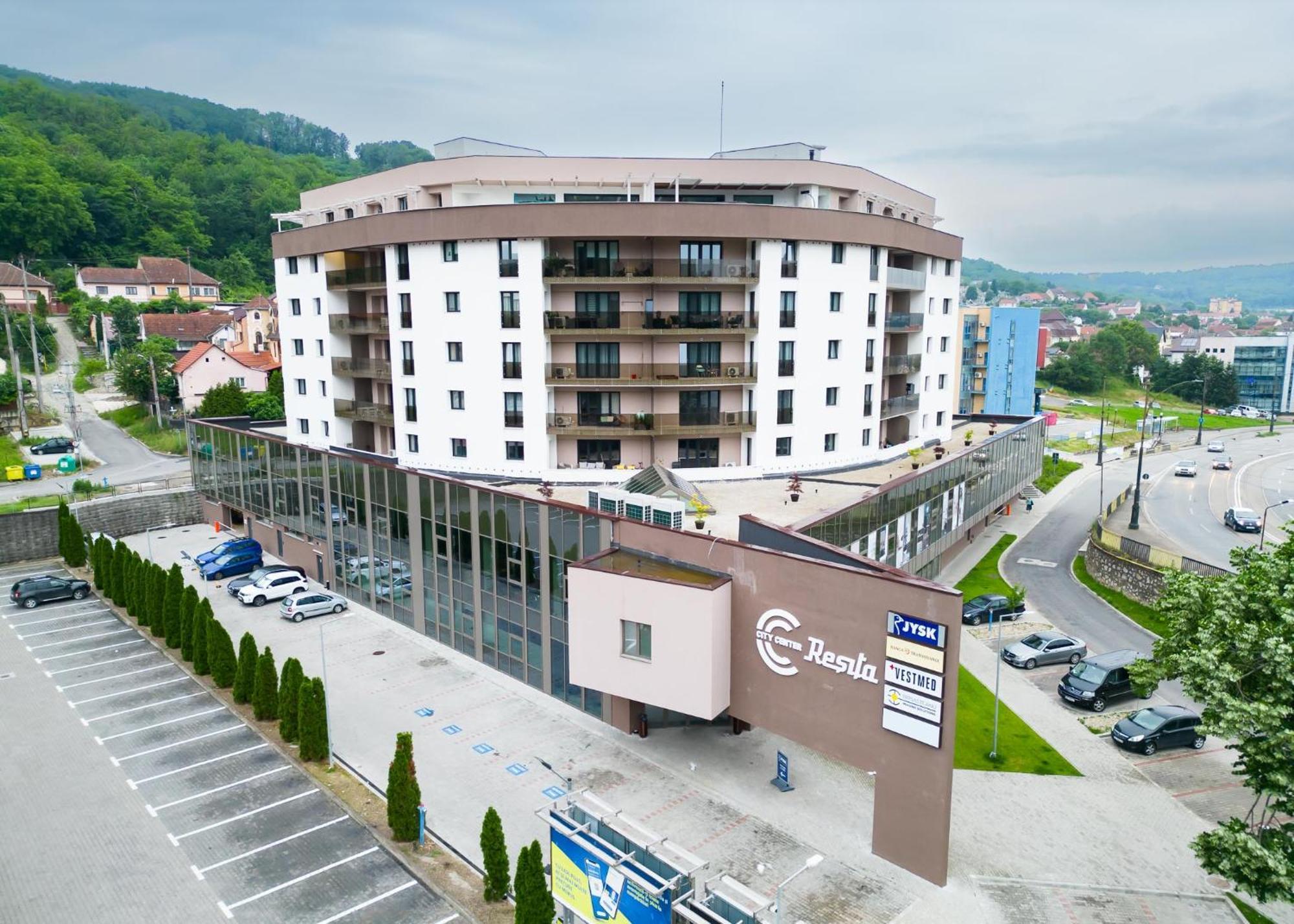 City Center Accommodation - 404 Resita Luaran gambar